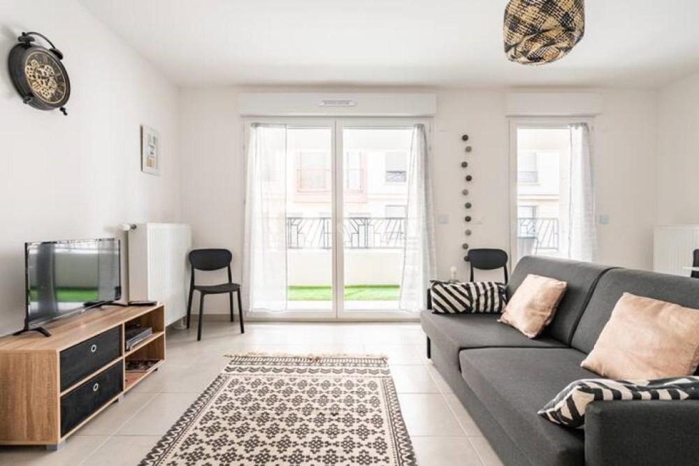 Home-Like Apartment Near Disneyland Шеси Екстериор снимка