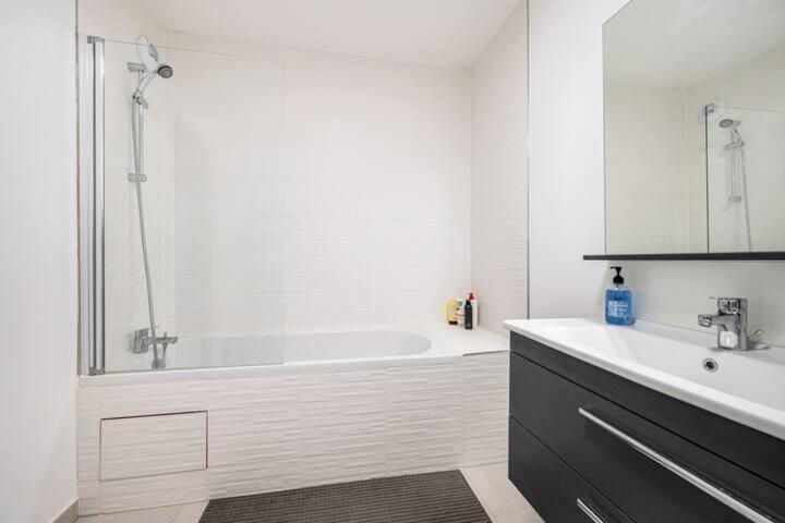 Home-Like Apartment Near Disneyland Шеси Екстериор снимка